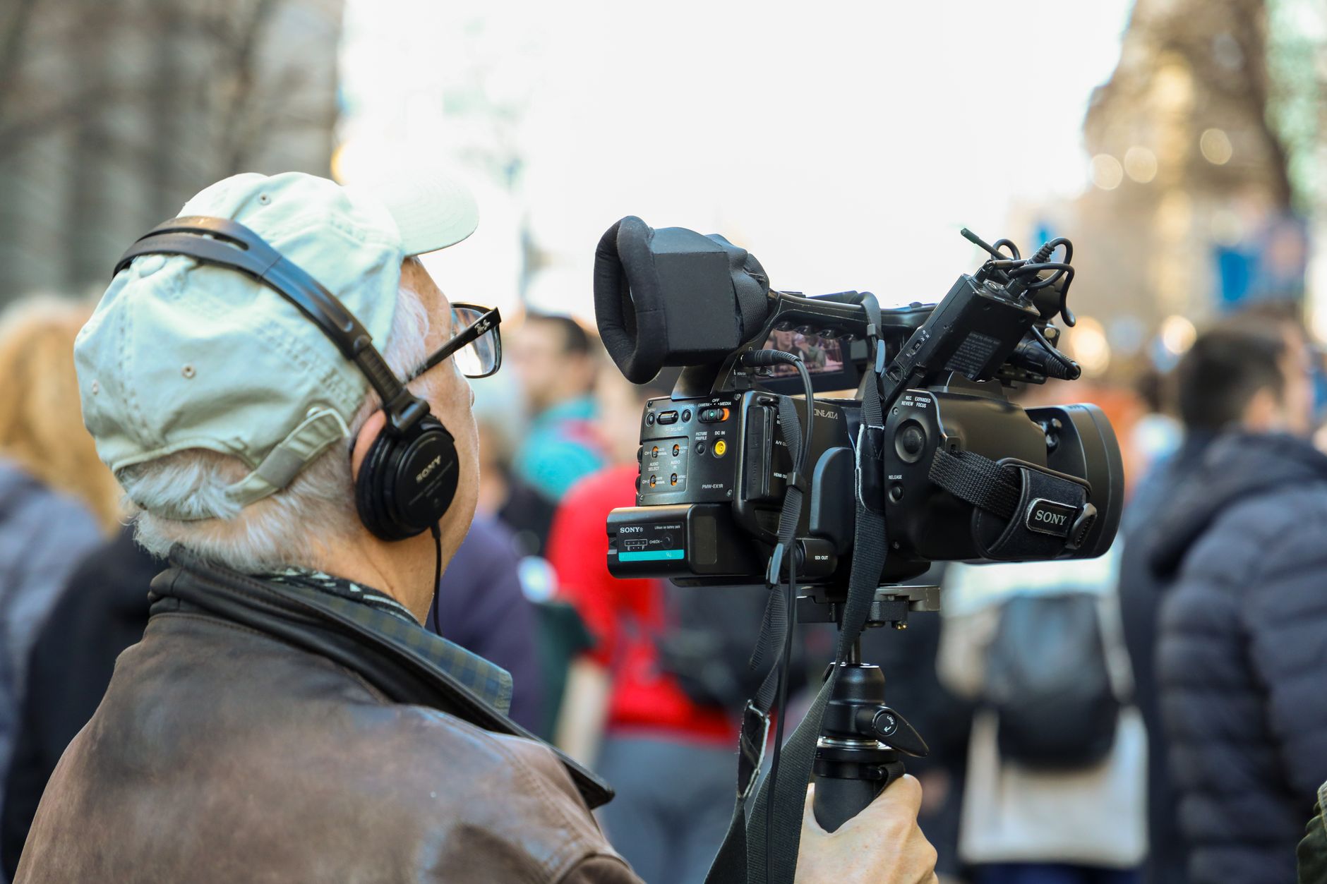 Filmer la voie publique quand on est particulier : droits et limites réels en 2026 — personne filmant une rue publique