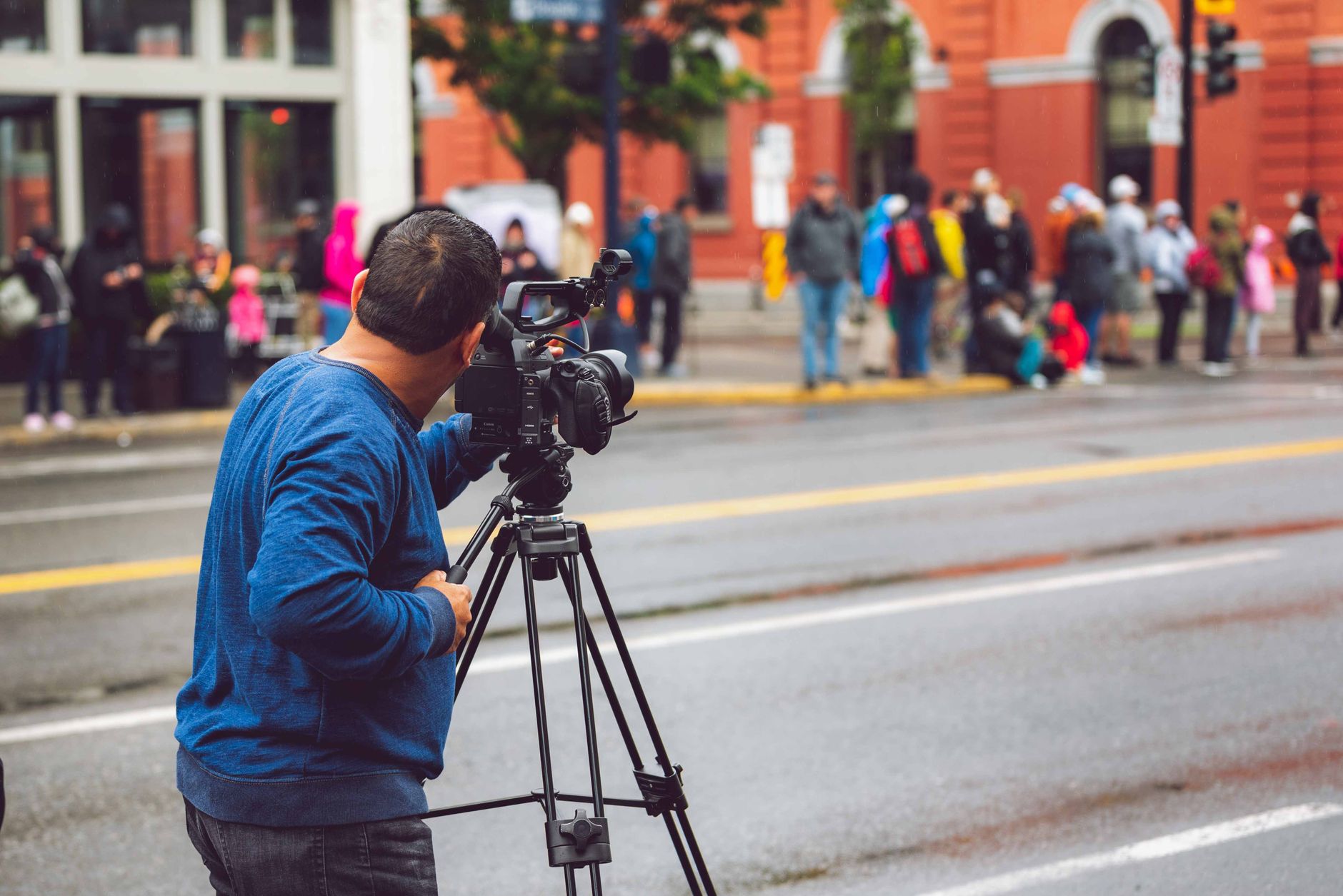 Un particulier peut-il filmer la — personne filmant une rue publique