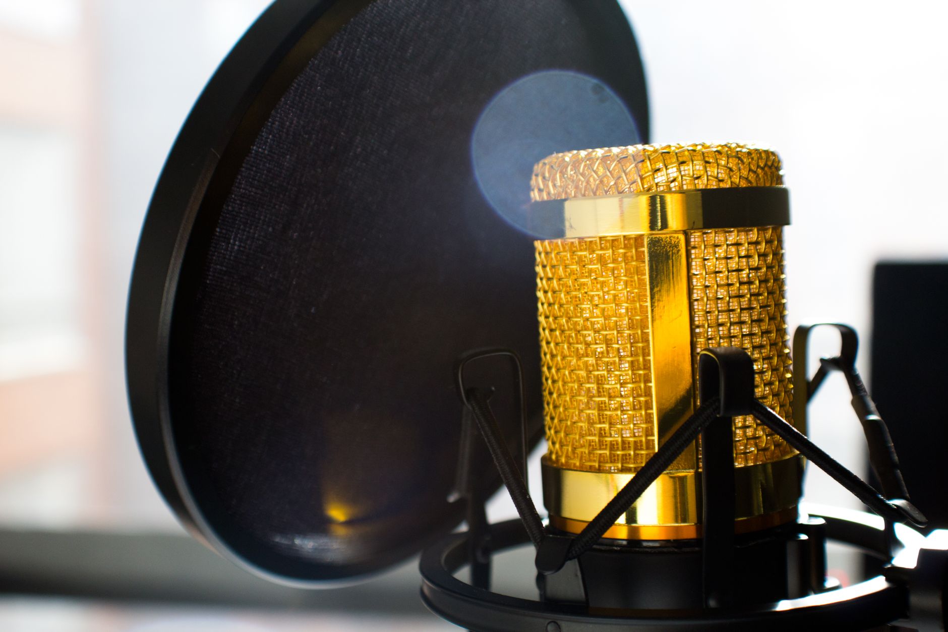 Plateformes en ligne : comprendre où et comment déposer son casting voix off — studio d'enregistrement voix off microphone