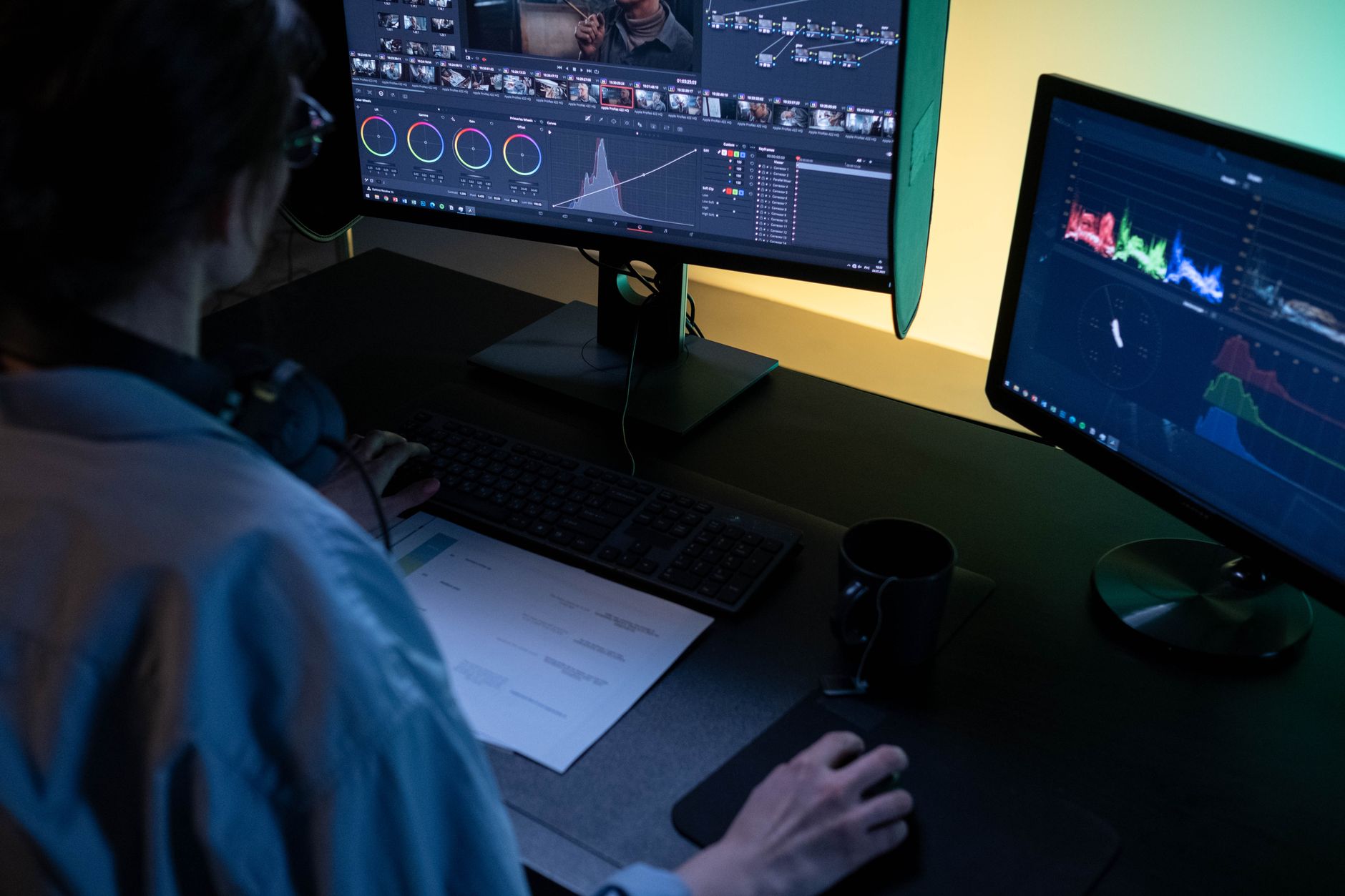 Créer des Shorts YouTube : les fondamentaux d’un format viral — personne en train de monter une vidéo