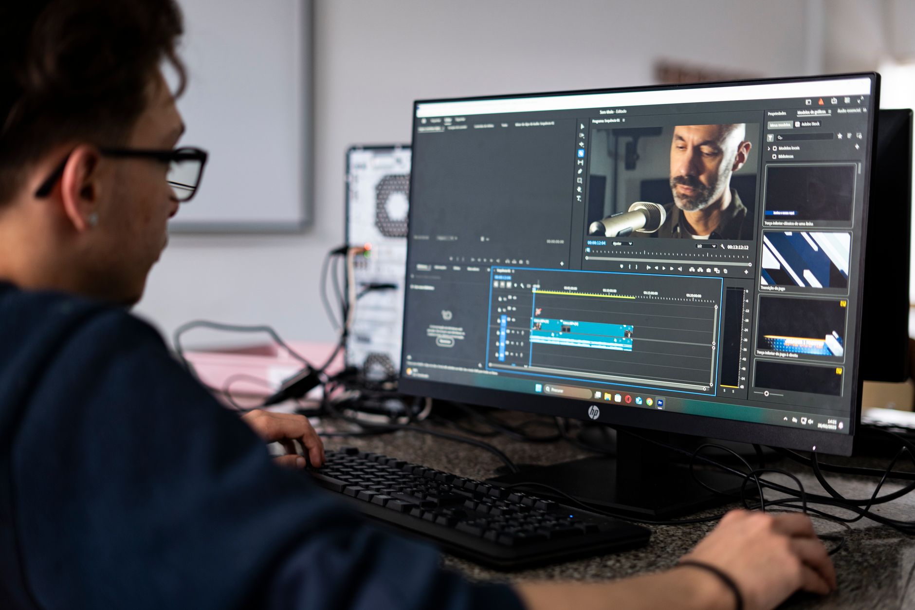 Créer des Shorts YouTube méthode — personne en train de monter une vidéo