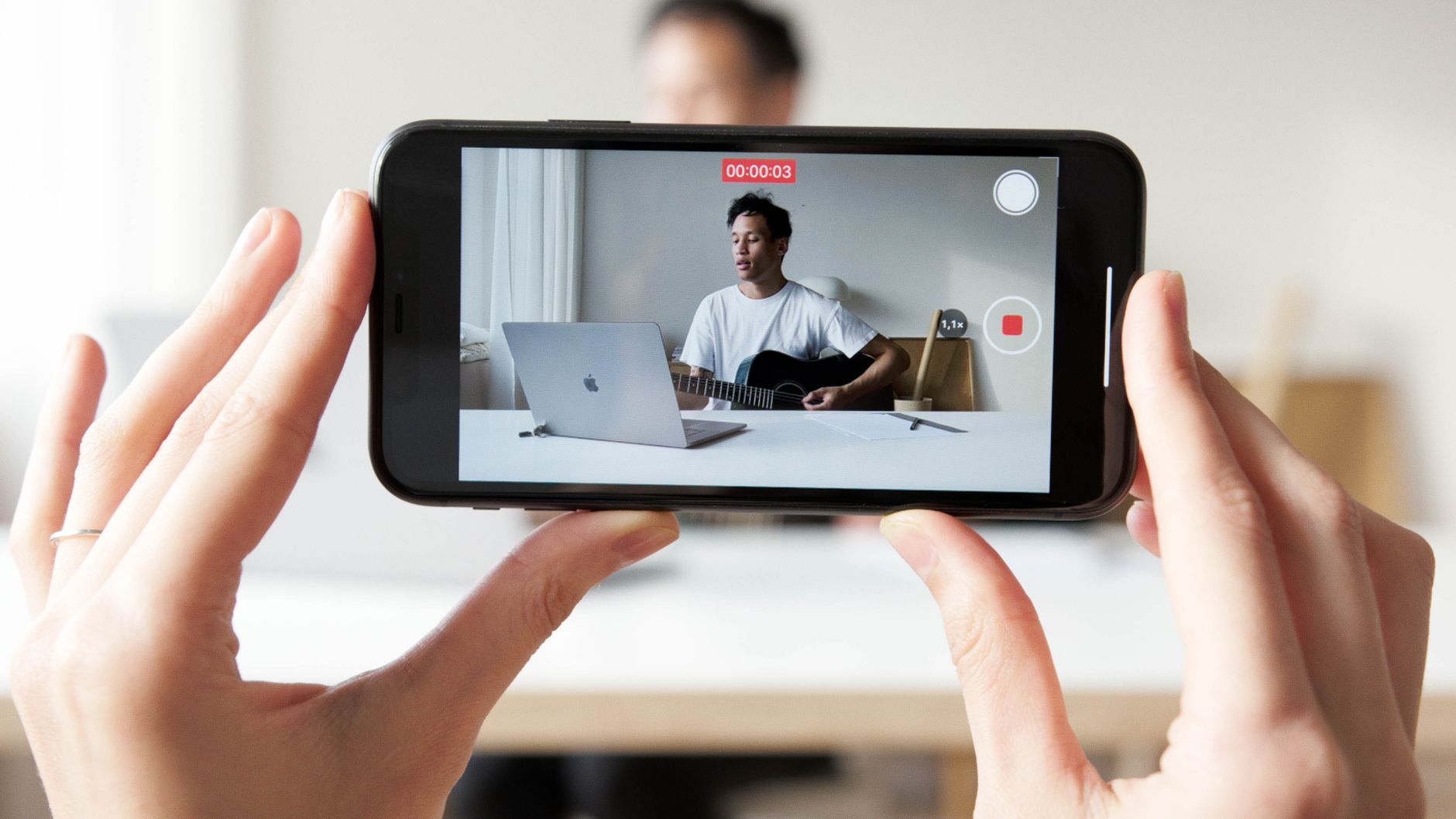 Étapes création YouTube : ouvrir sa chaîne gratuitement sans louper de détails — personne créant une chaîne YouTube sur ordinateur