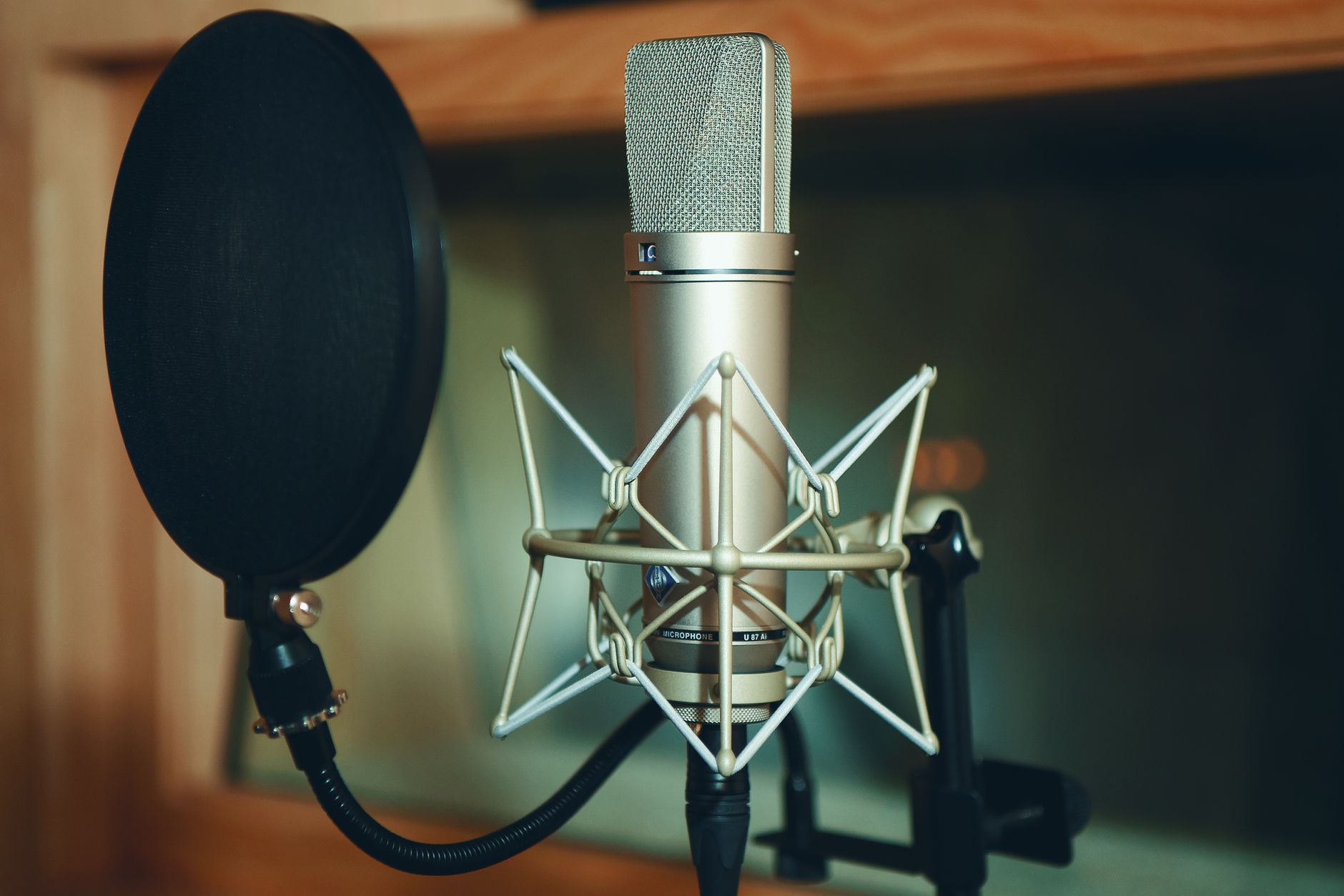 Enregistrer une voix off sur PC : matériel et workflow pour un son propre — personne enregistrant voix off microphone