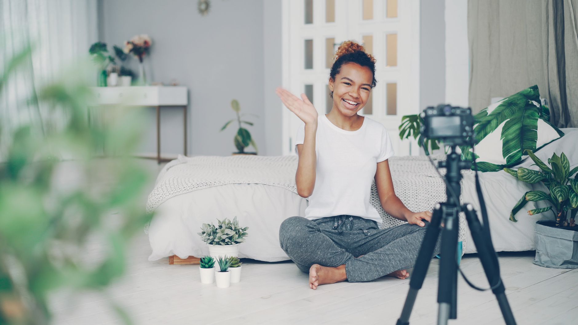 Partenaire YouTube : les vraies conditions pour accéder à la monétisation en 2026 — créateur YouTube travaillant sur ordinateur