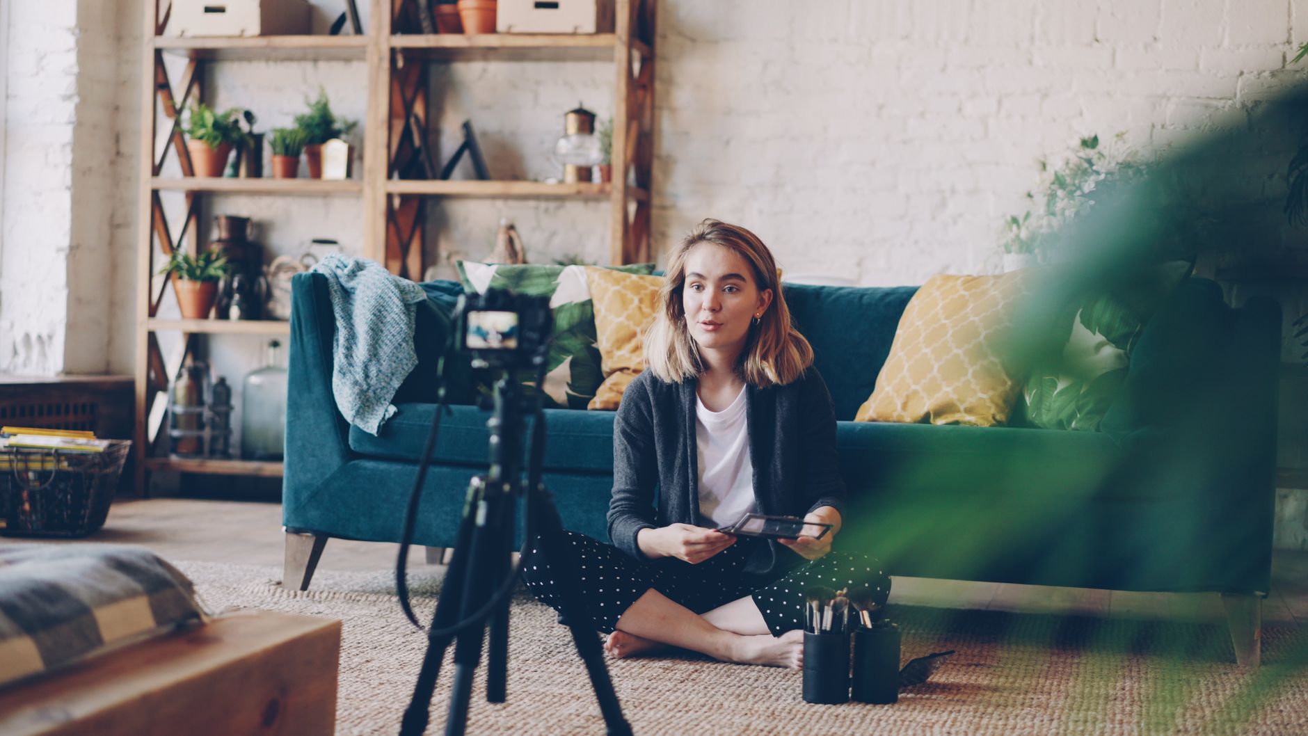 Gagner de l'argent avec YouTube — créateur YouTube travaillant sur ordinateur