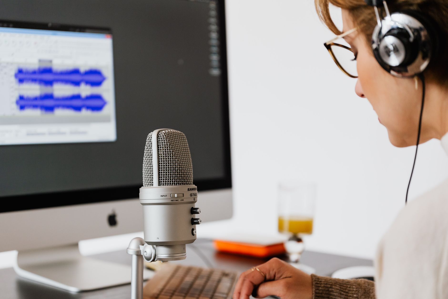 Générateur de voix off gratuit — personne utilisant un logiciel de synthèse vocale