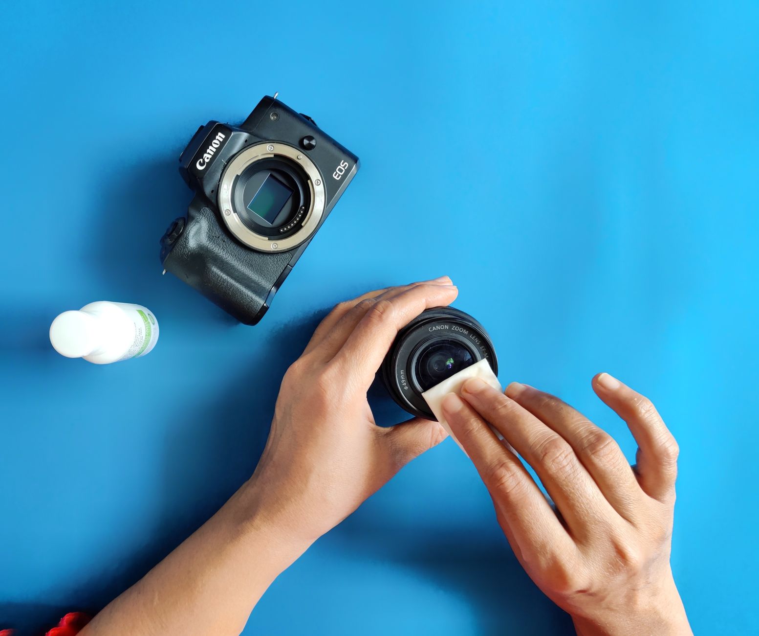 Nettoyer objectif photo : les fausses bonnes idées et le vrai matériel à utiliser en 2026 — nettoyage objectif appareil photo avec chiffon