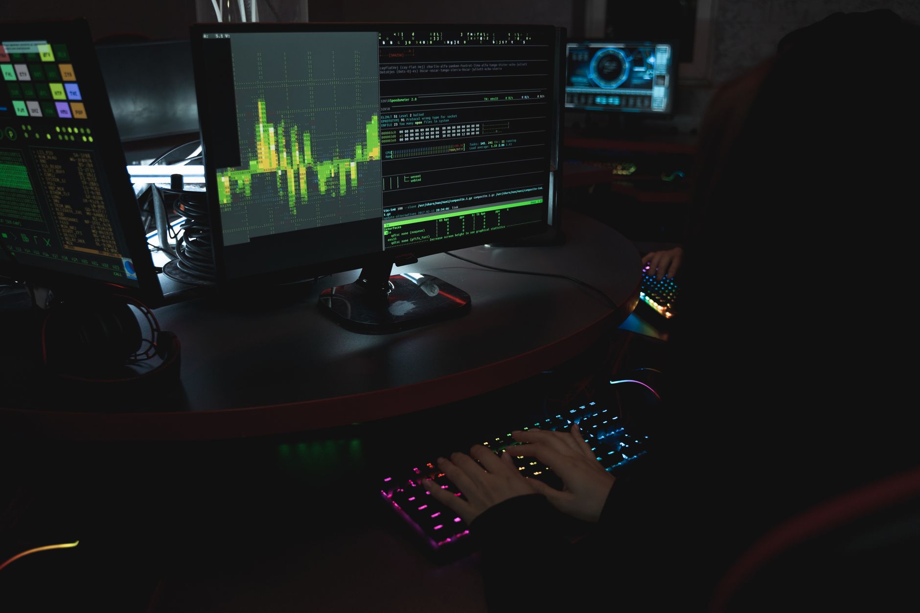 Panorama des meilleures IA de voix off gratuites en ligne en 2026 — personne utilisant un logiciel de synthèse vocale