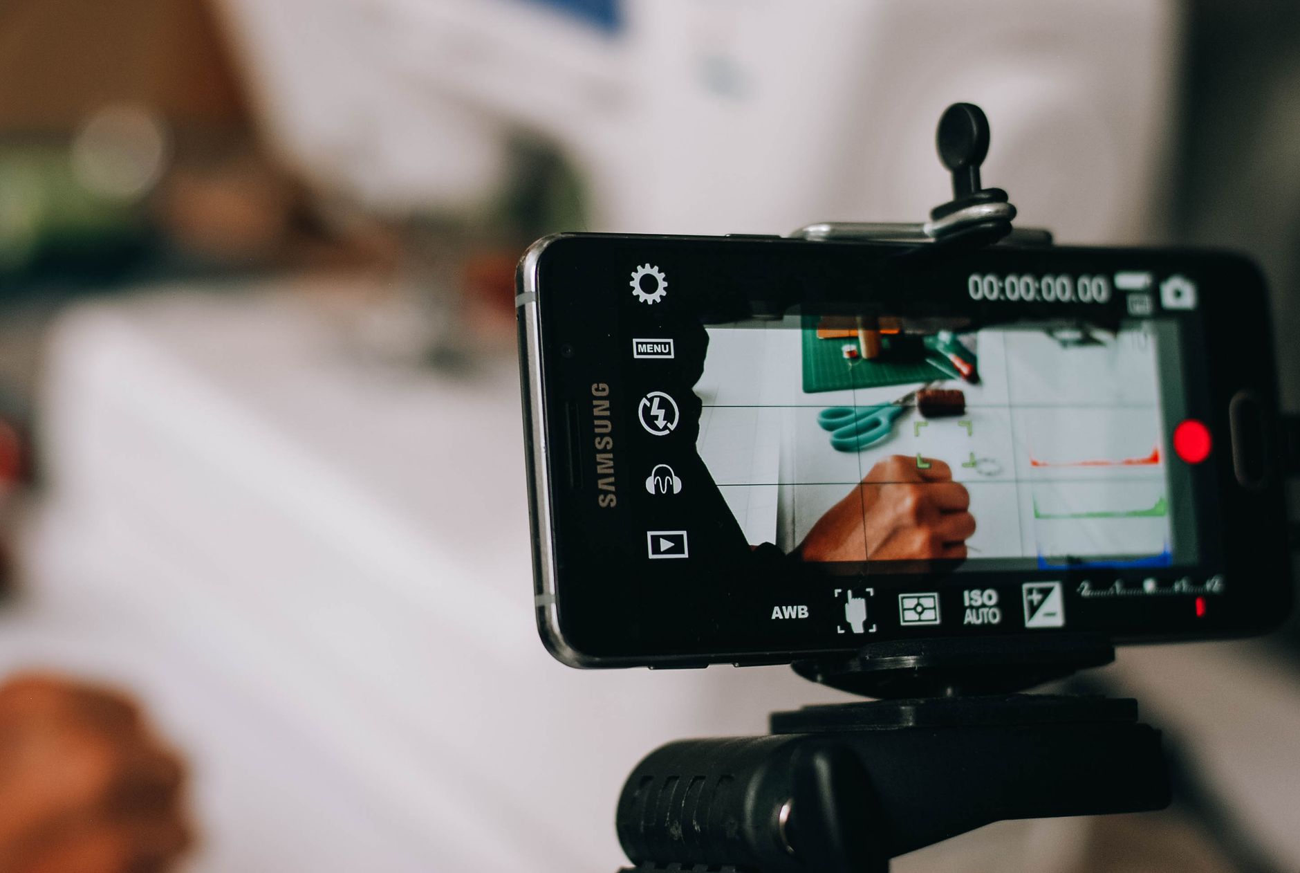 Créer une chaîne YouTube sur Android : les pièges à éviter dès le départ — personne filmant une vidéo avec un smartphone
