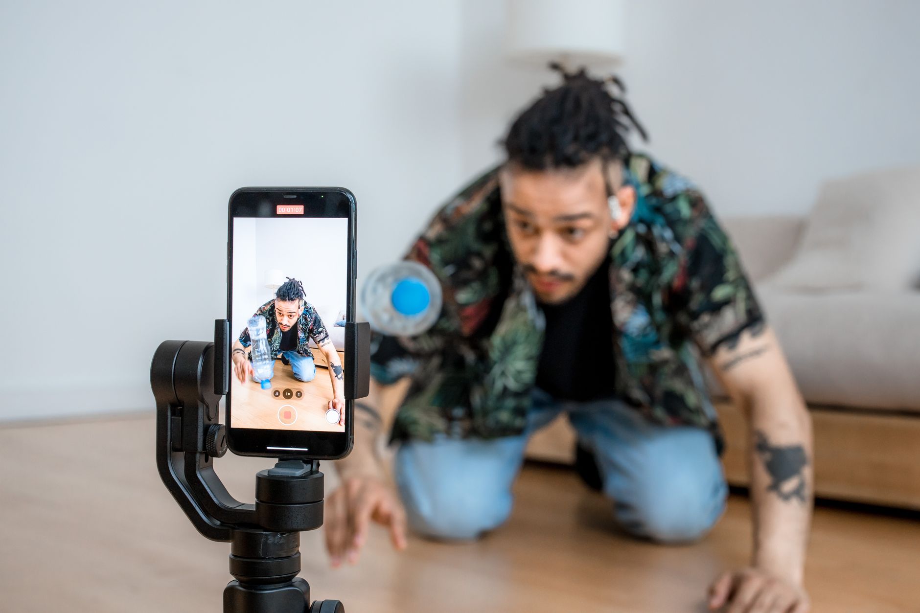Tuto créer une chaîne YouTube — personne filmant une vidéo avec un smartphone