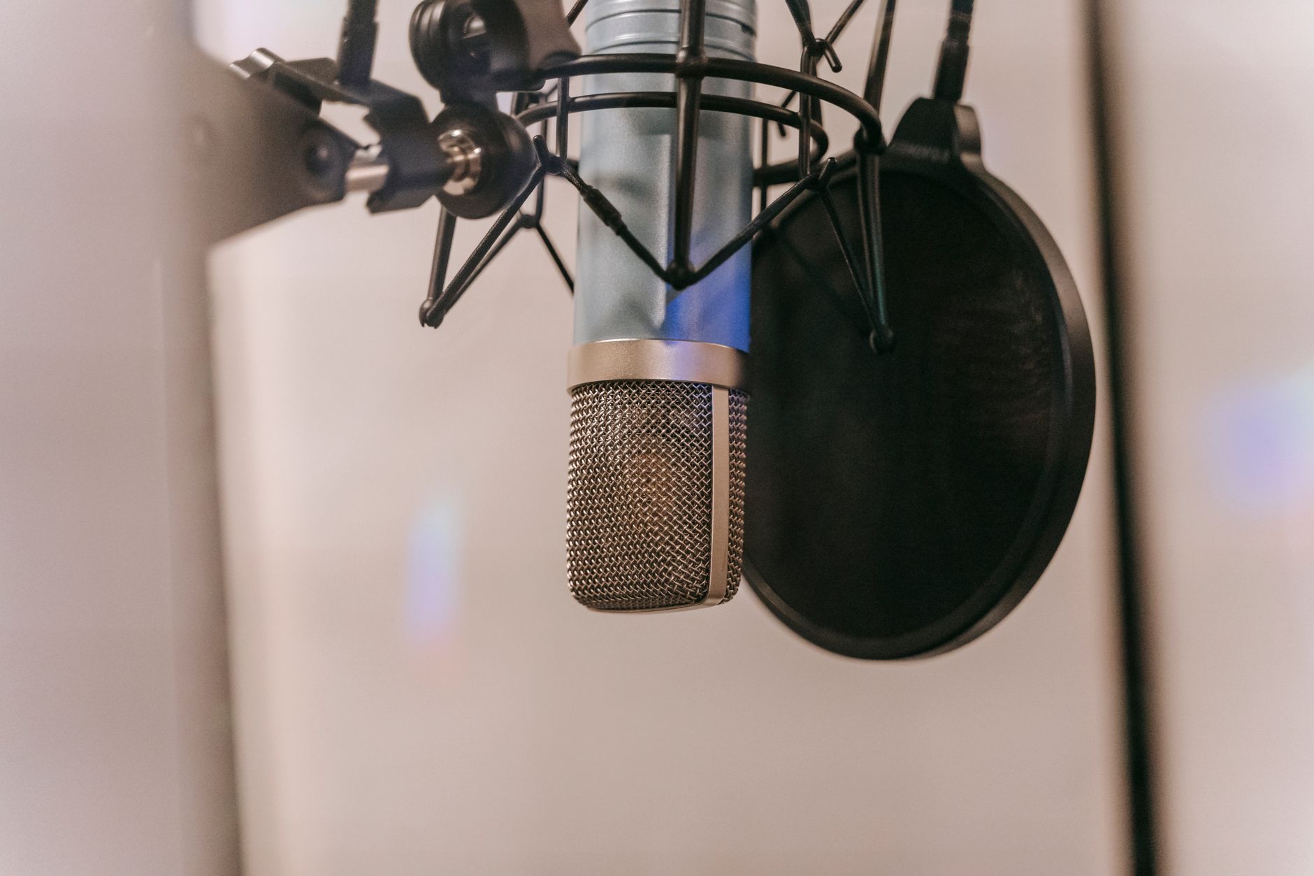 Le rôle et l’impact de la voix off dans la publicité moderne — studio d'enregistrement voix off microphone