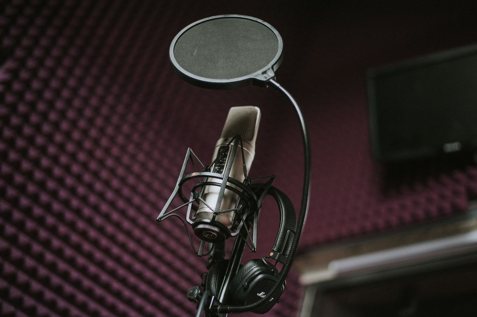 Voix off publicitaire comment ça — studio d'enregistrement voix off microphone