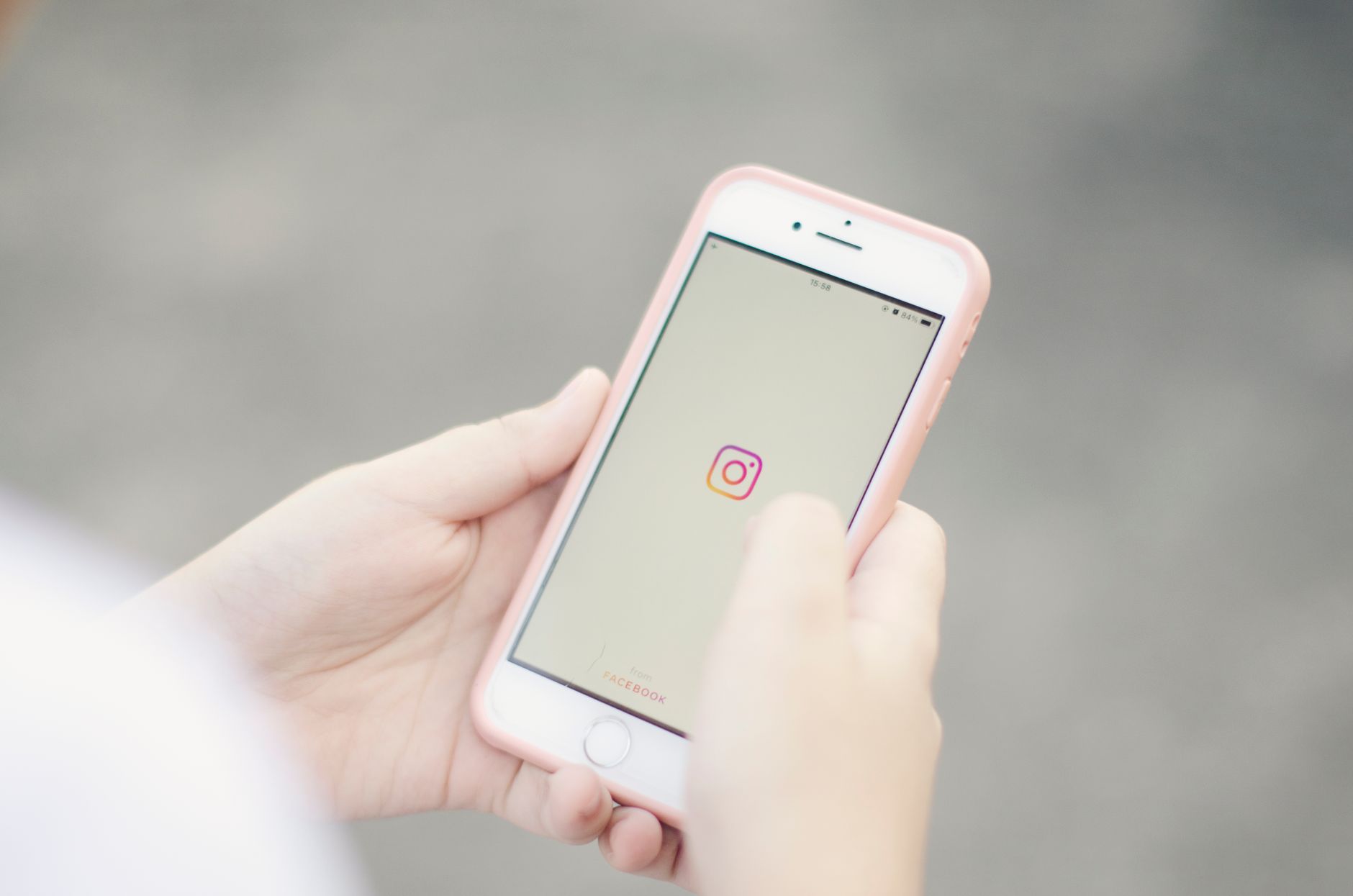 Comprendre le fonctionnement des Reels et les limites pour l’enregistrement — personne utilisant smartphone Instagram reels