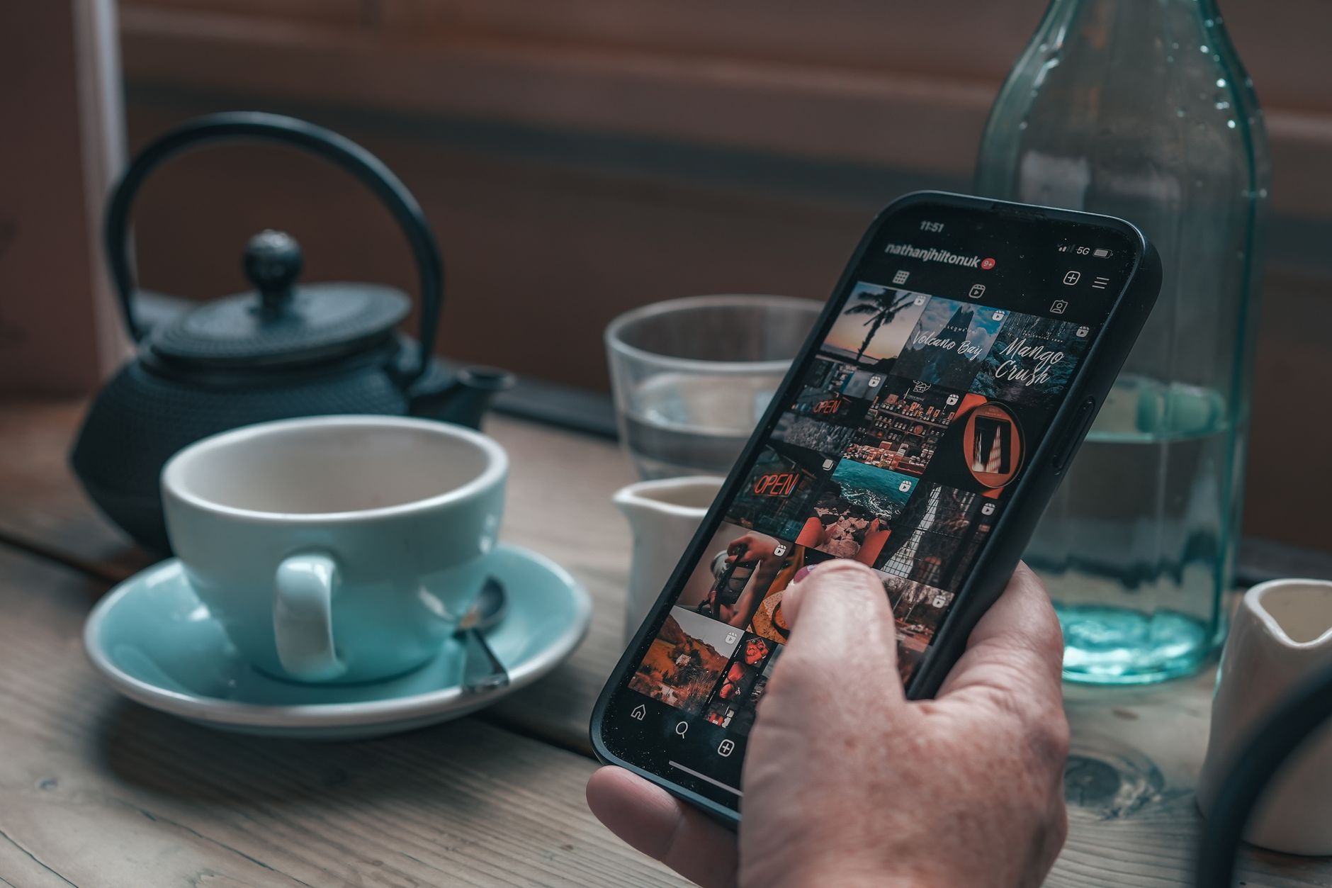 Enregistrer un reel Instagram dans — personne utilisant smartphone Instagram reels