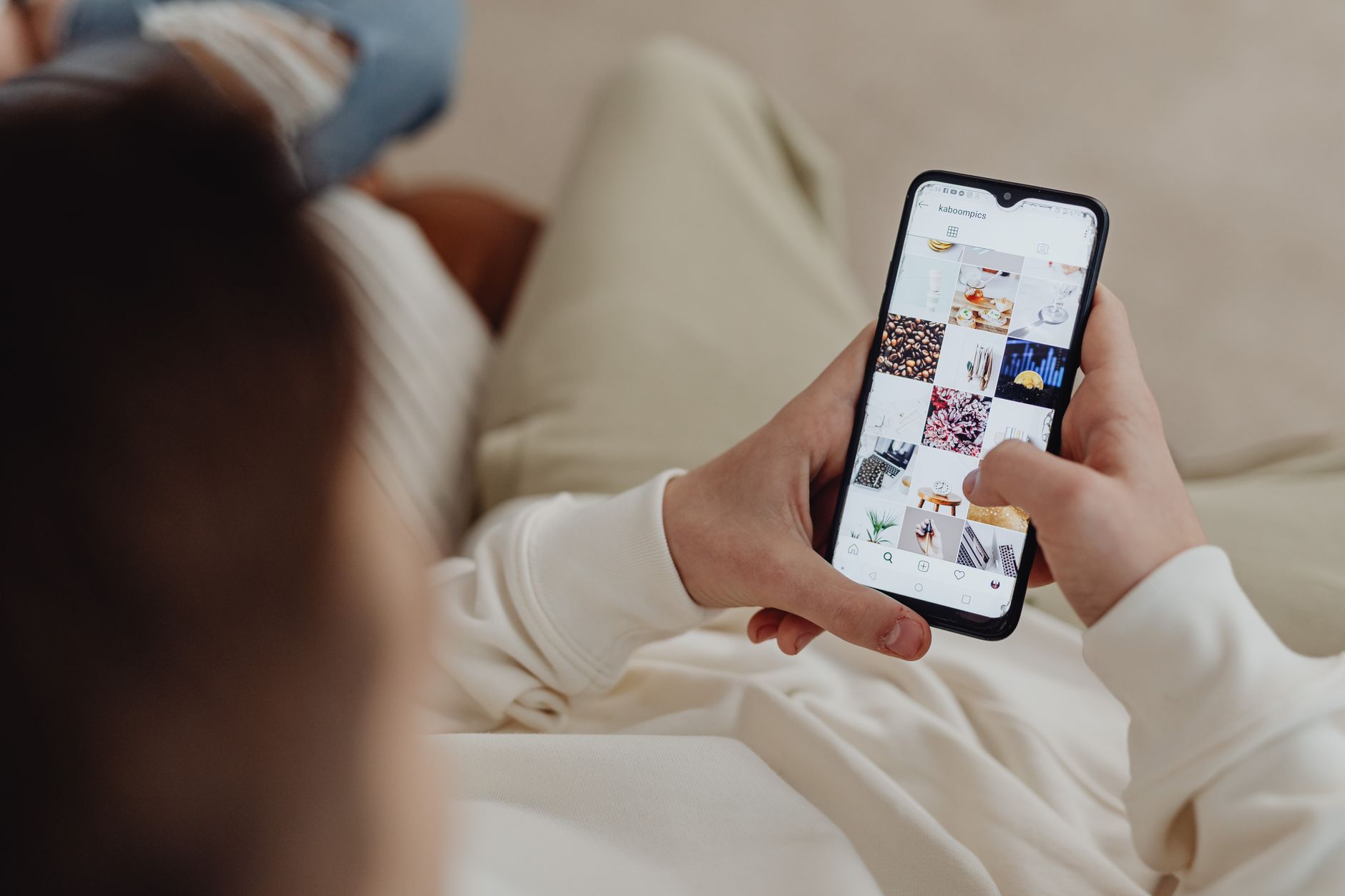 Pourquoi partager un reel Instagram via les stories change la donne — partage de reel Instagram sur smartphone