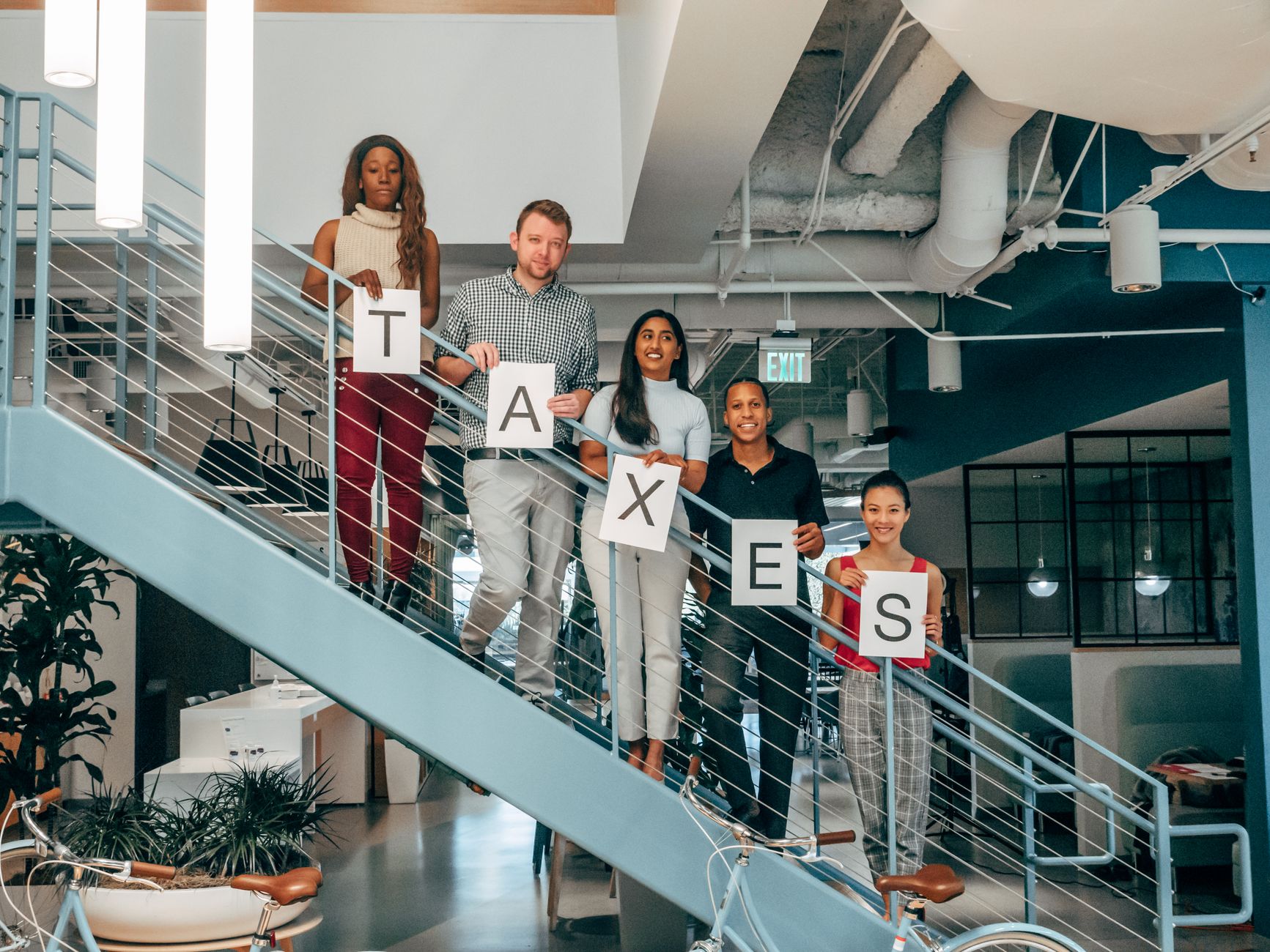 Taxe audiovisuelle supprimée ce que — personnes discutant des changements fiscaux
