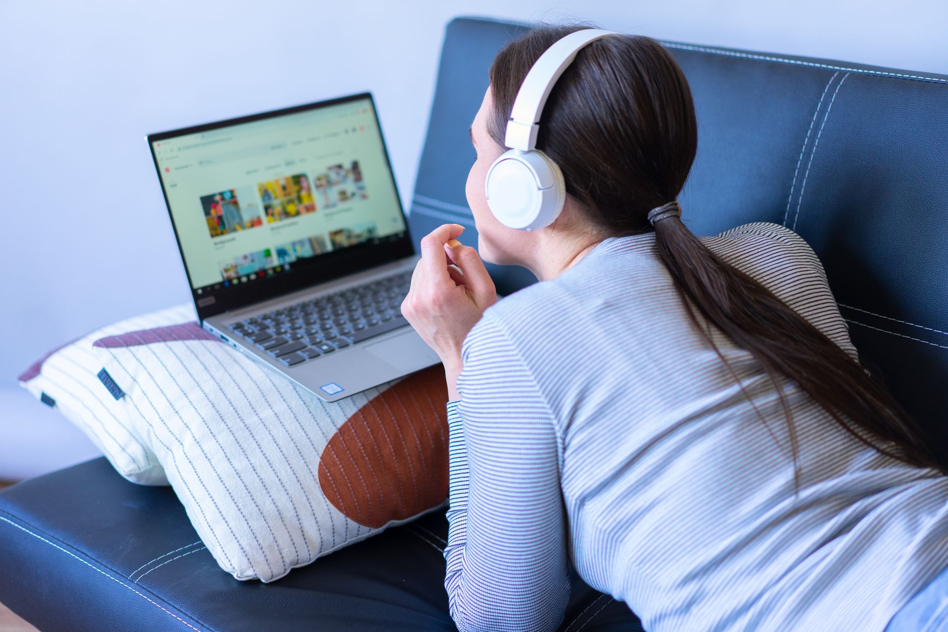 Télécharger de la musique YouTube en MP3 : manip simple, pièges à éviter — personne utilisant un ordinateur portable pour télécharger de la musique