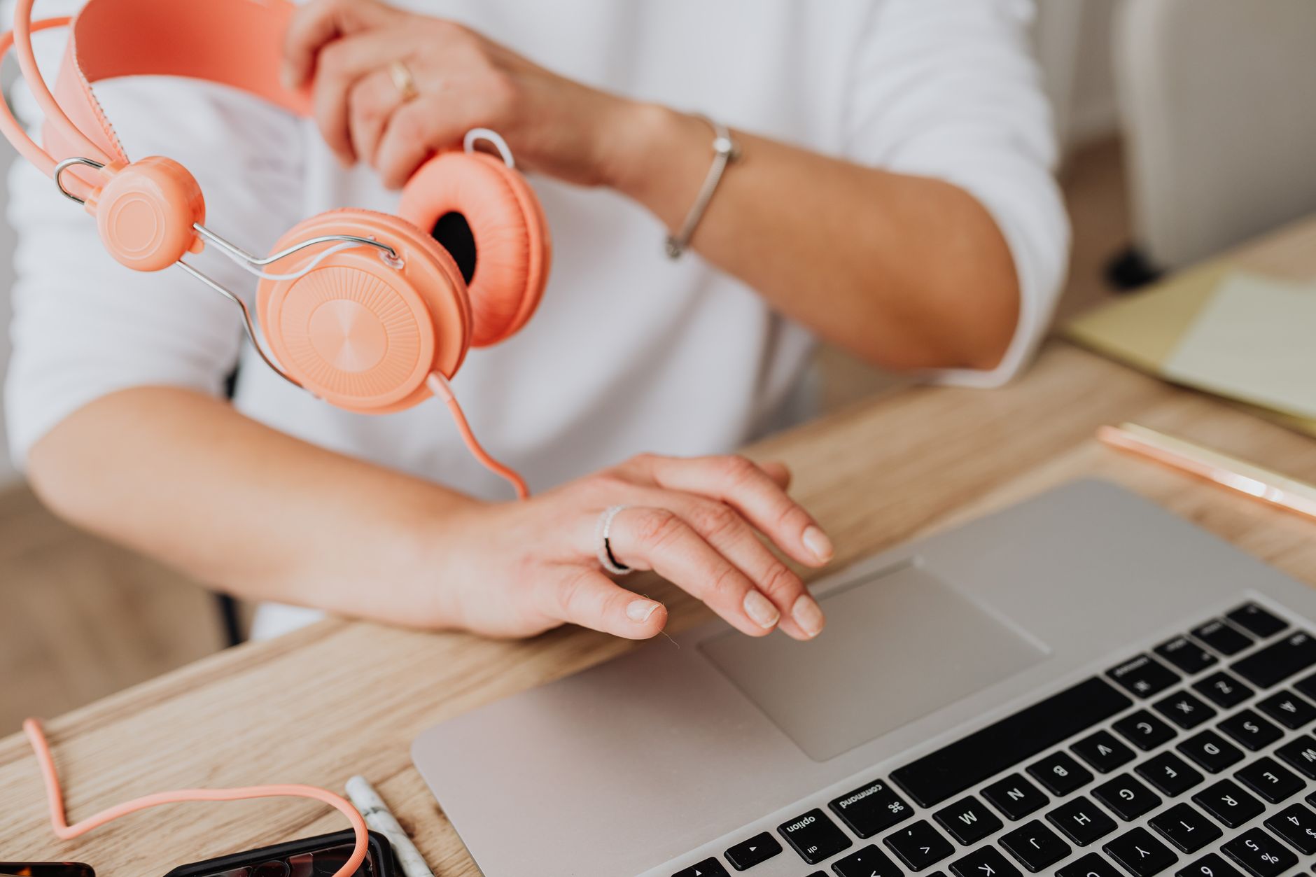 Télécharger une musique depuis YouTube — personne utilisant un ordinateur portable pour télécharger de la musique